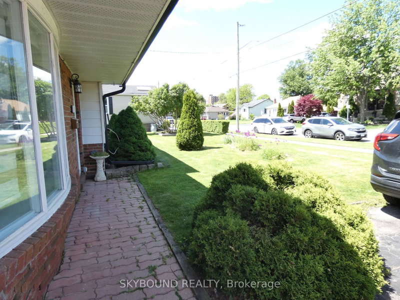 home for lease on 2-98 Barton Street