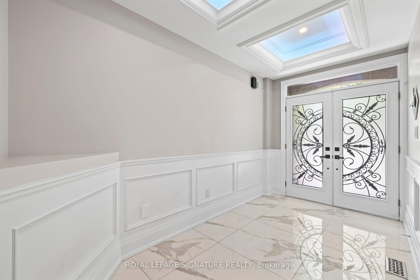 2480 Upper Valley Crescent • Oakville, ON photo 4