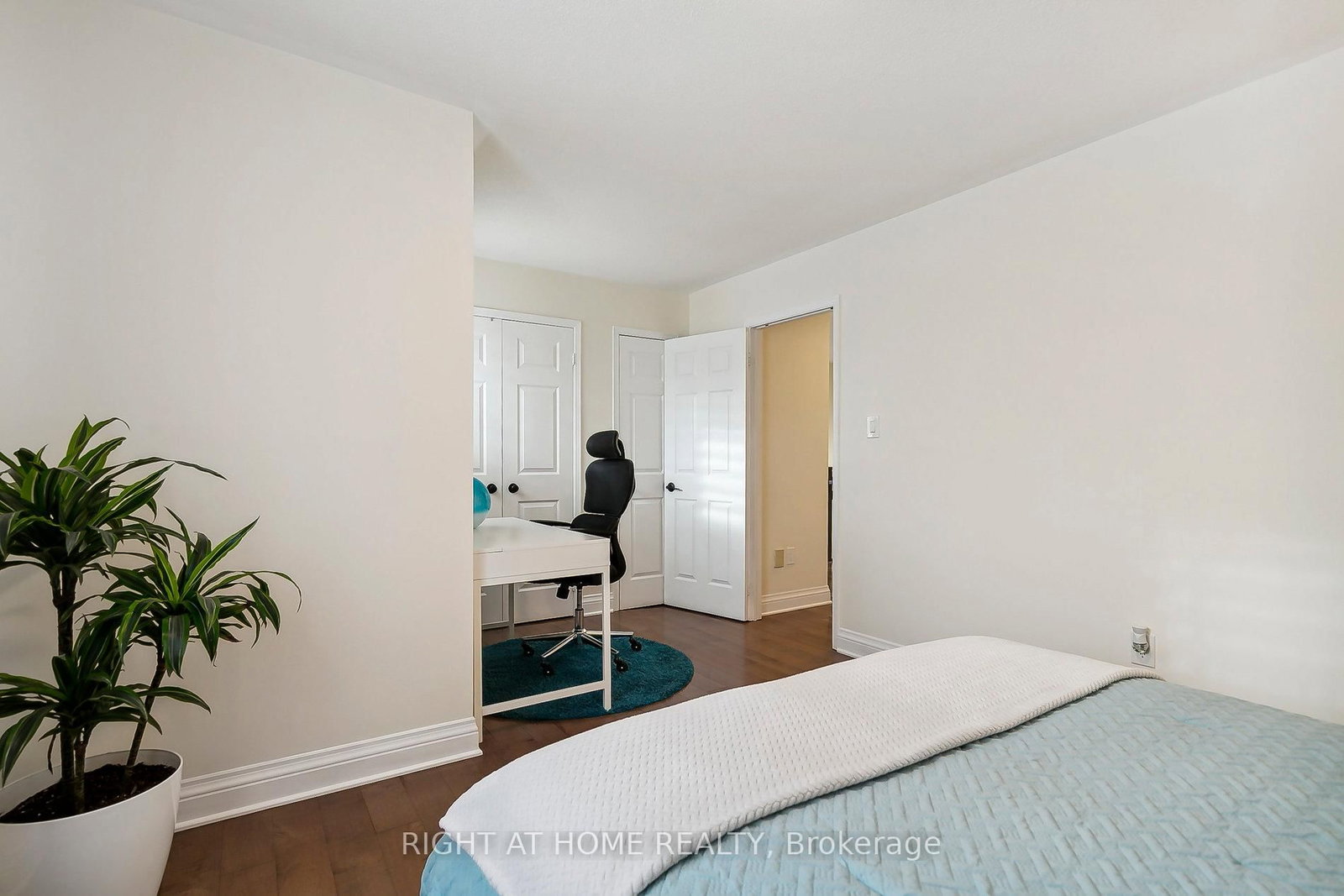 2069 N Waterbridge Drive • Burlington, ON photo 20