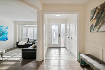 2069 N Waterbridge Drive • Burlington, ON photo 3