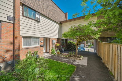 5-bed Townhouse, Condo · 180 Mississauga Valley Blvd