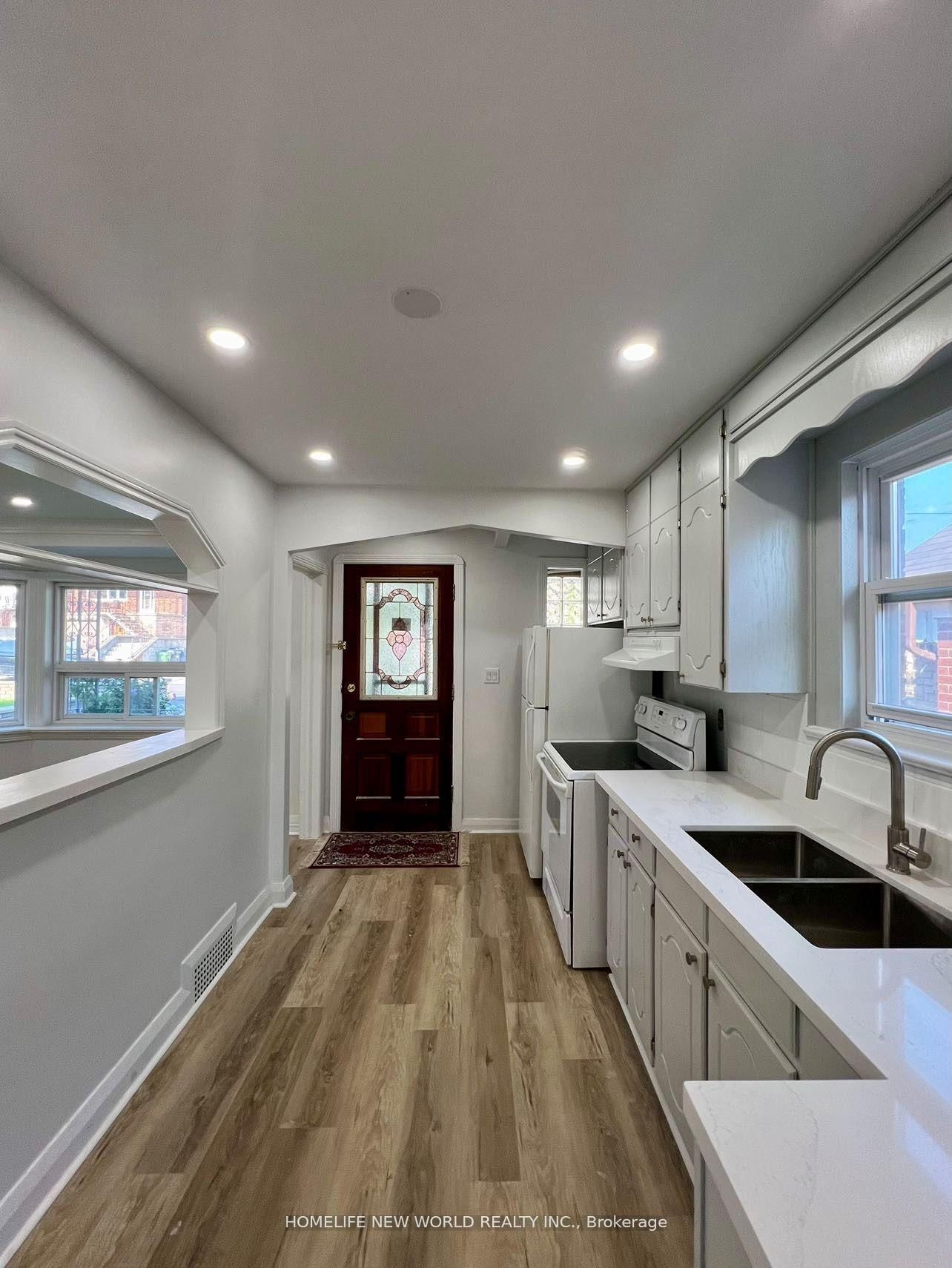 Upper-354 Kane Avenue, Toronto, ON, photo 5