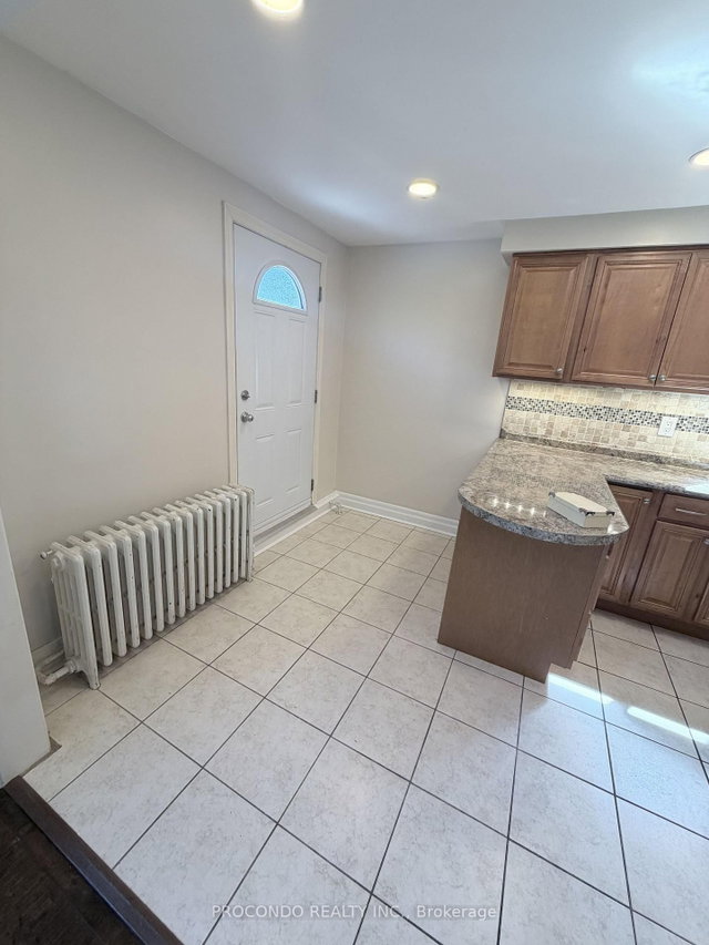 Upper Unit 1 - 287 Lakeshore Road E