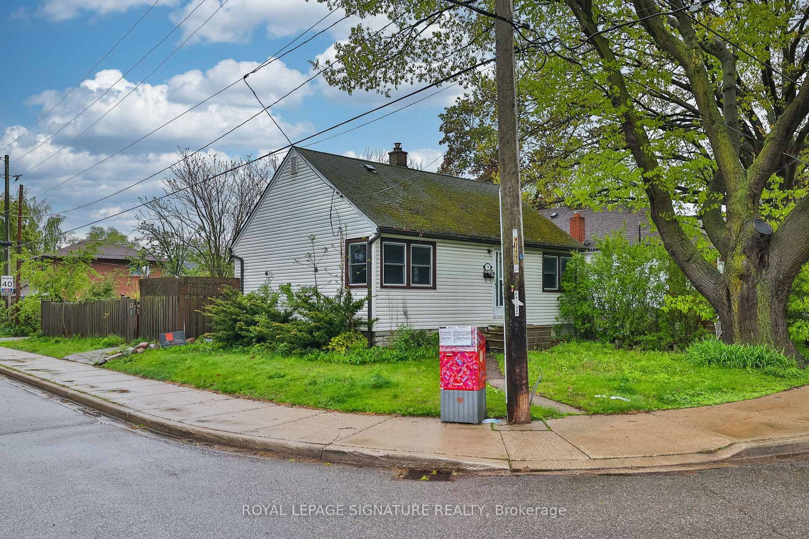 178 Angelene Mississauga,ON L5G 1X2