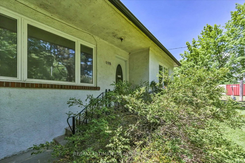 1076 Dixie Rd photo 4