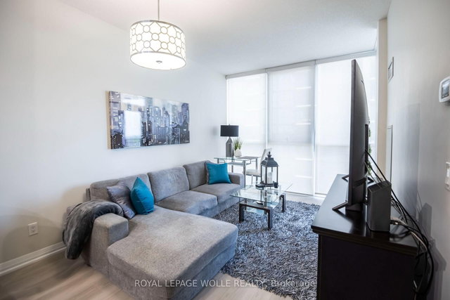 1601 - 75 Eglinton Avenue W
