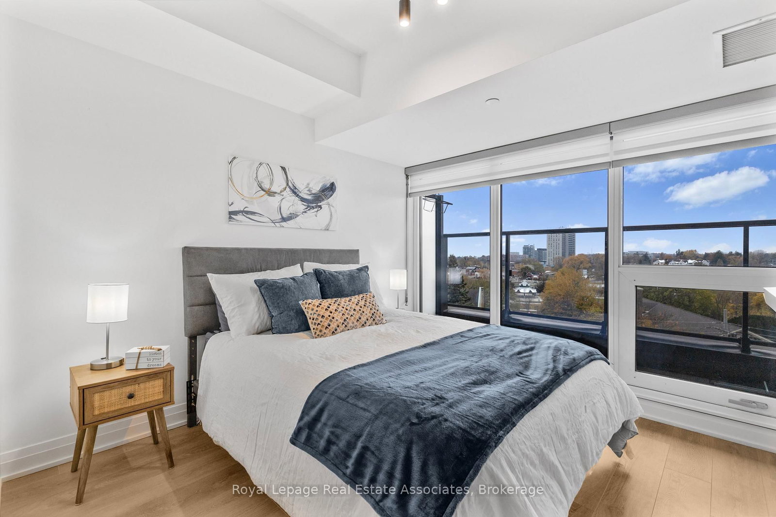 21 Park Street E, Unit 805 - Photo 2
