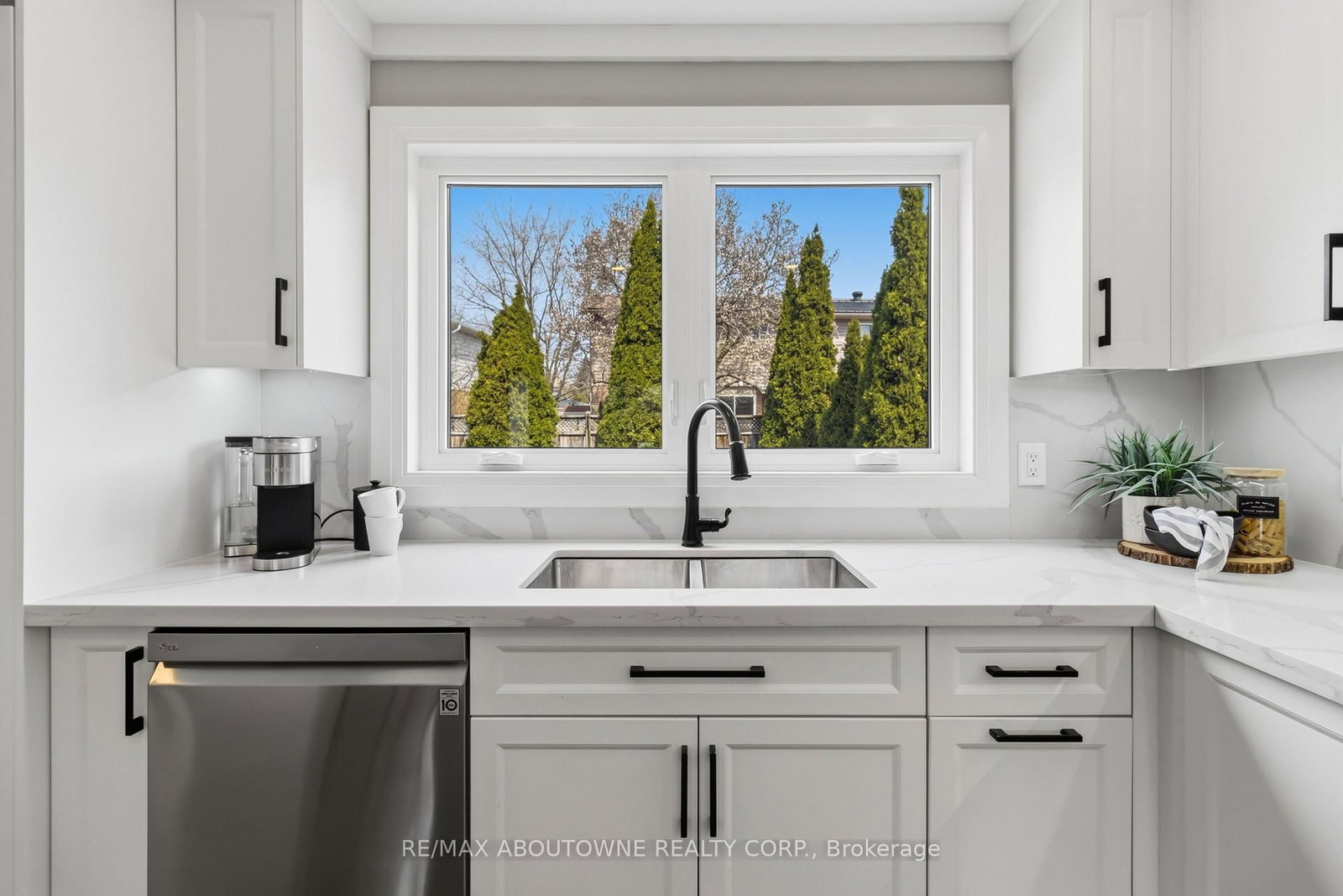 2485 Woburn Crescent • Oakville, ON photo 11