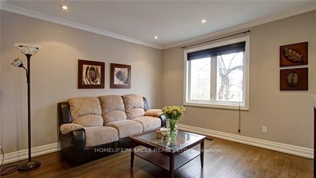Upper - 1058 Alexandra Avenue W