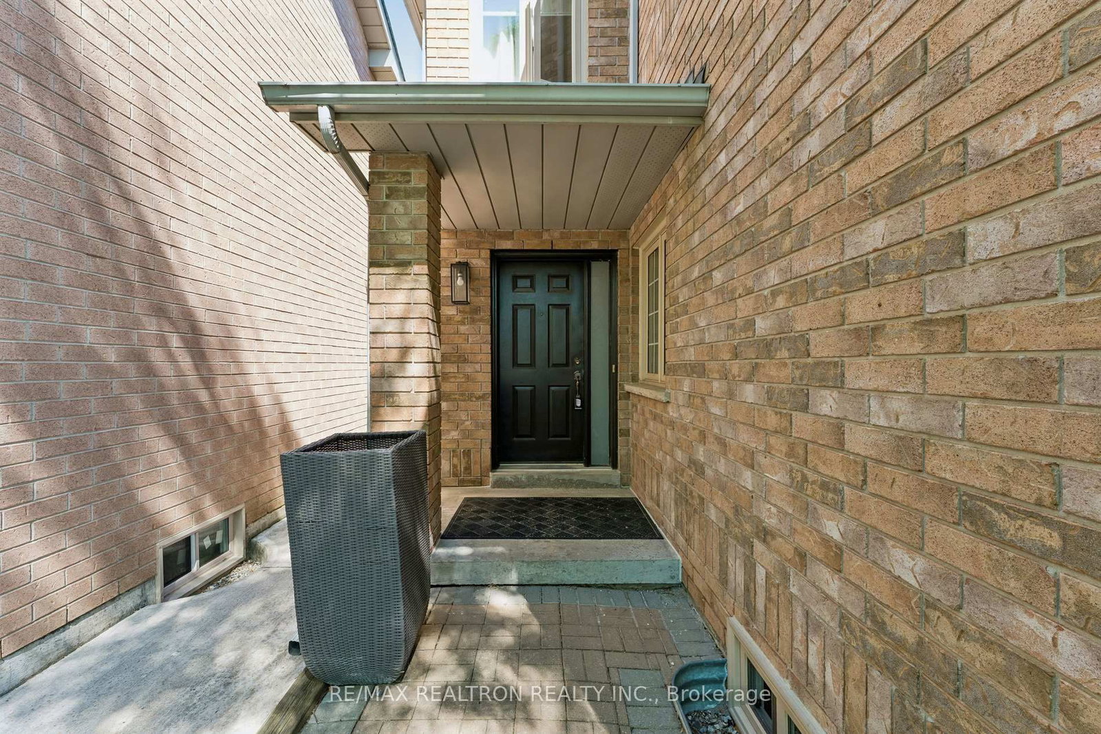 16 Bison Run Road • Brampton, ON photo 6