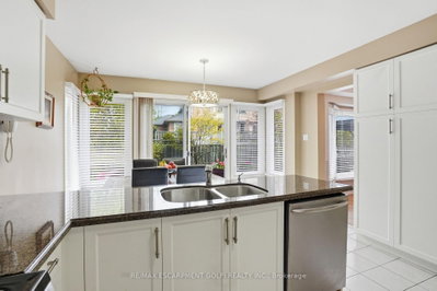 3277 Folkway Drive • Burlington, ON photo 8