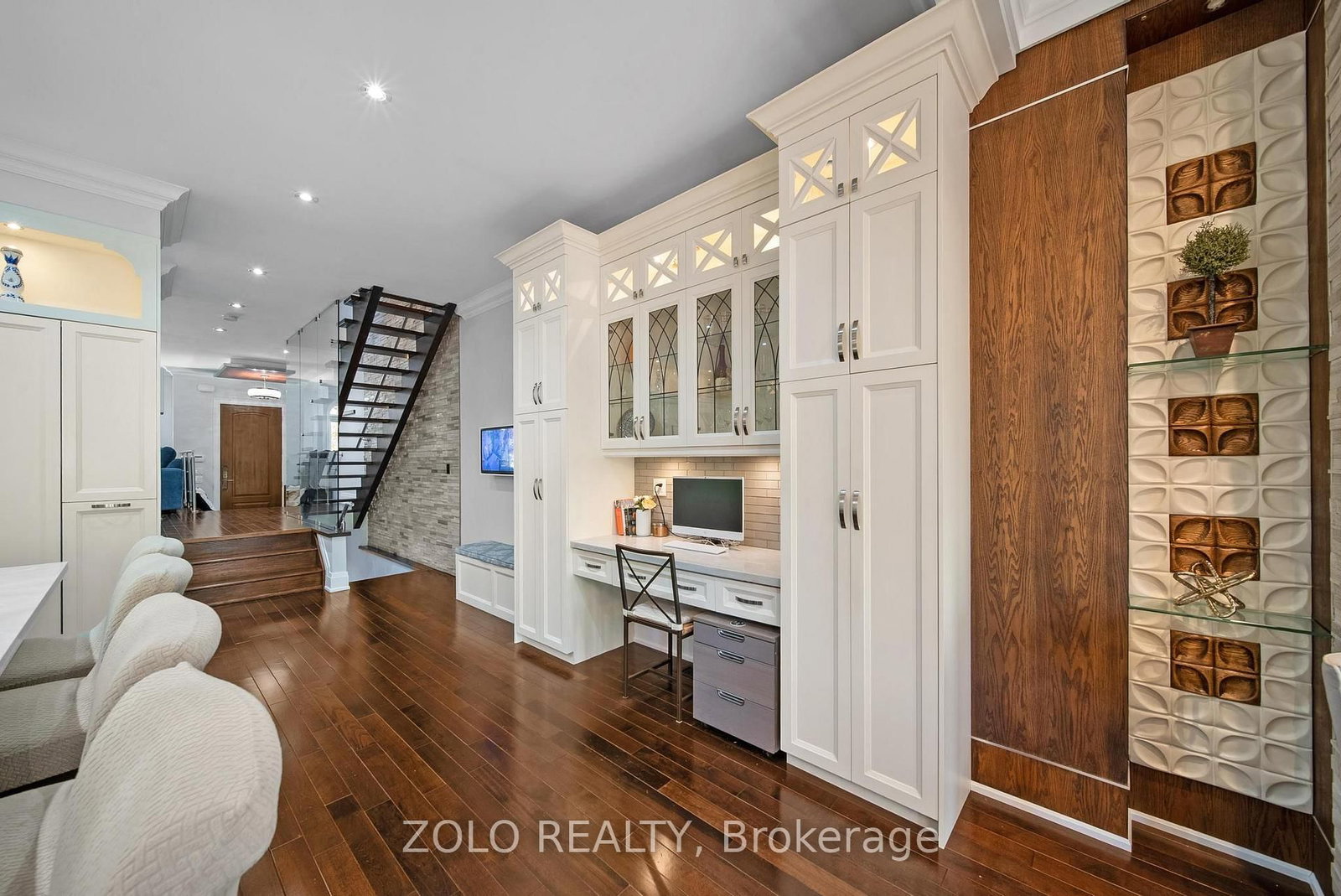 168A Lake Promenade • Toronto, ON photo 14