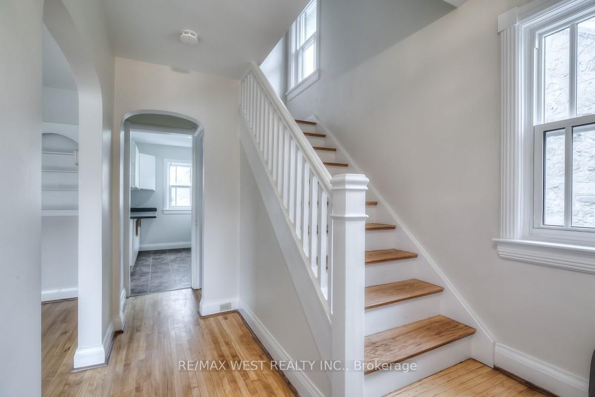 1109 Royal York Road - Photo 3