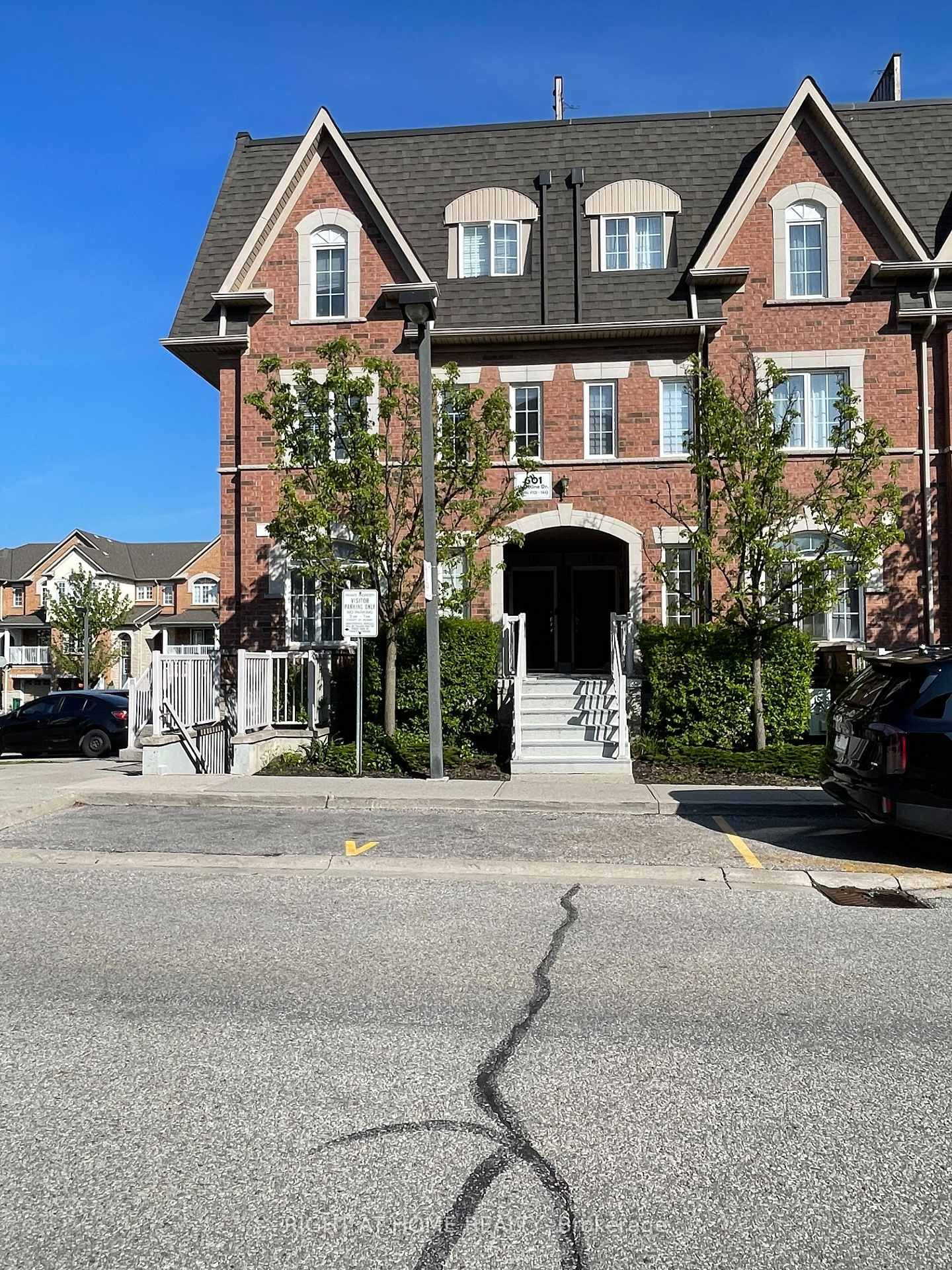 601 Shoreline Mississauga,ON L5B 4K1