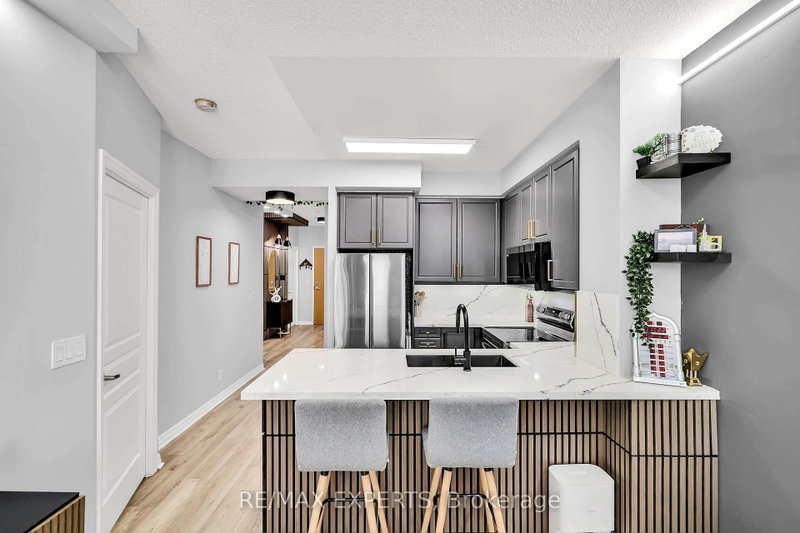 220 Burnhamthorpe Rd #401, Mississauga, Ontario