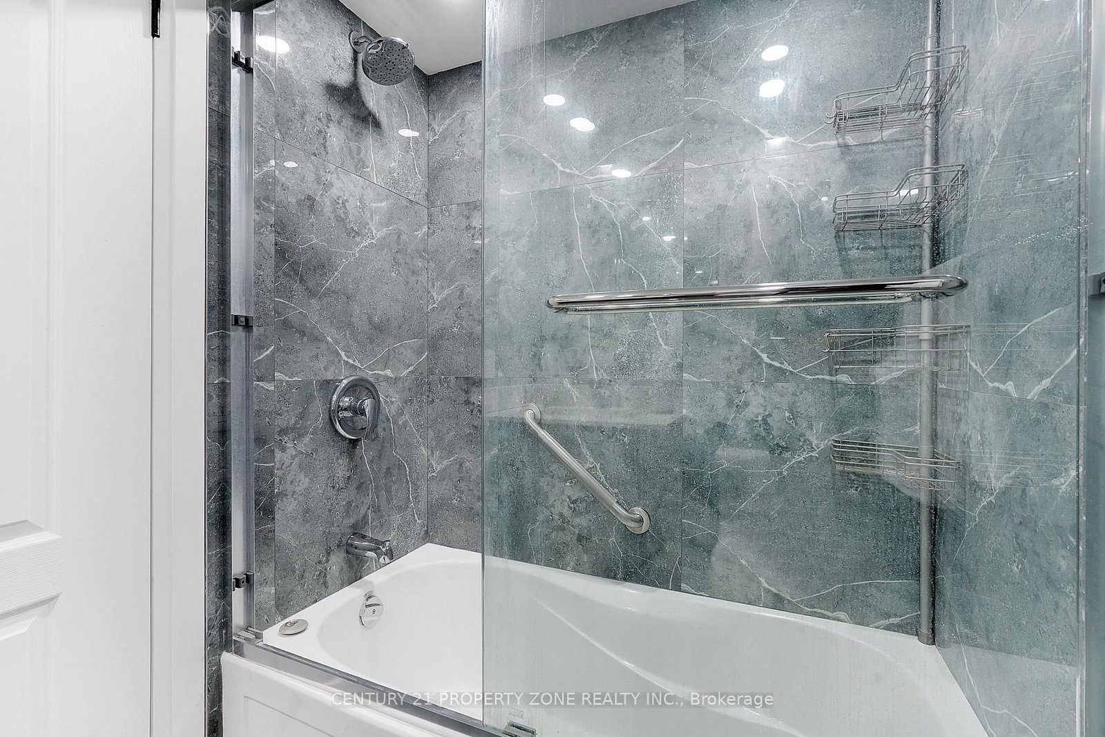 8 Dayspring Brampton,ON L6P 2Z7 — Photo 16