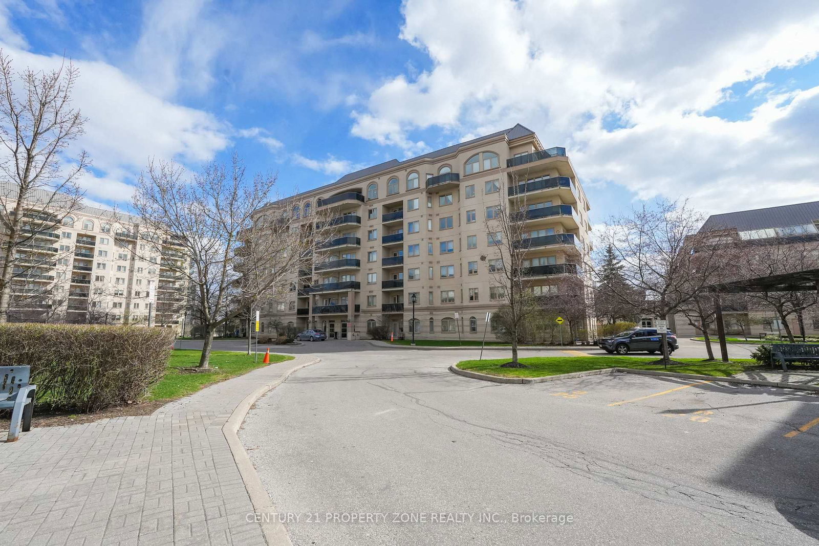 8 Dayspring Brampton,ON L6P 2Z7 — Photo 2