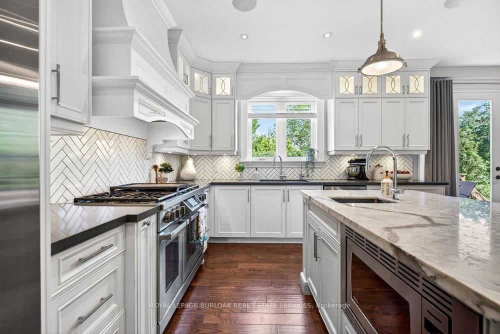 2470 Applewood Drive • Oakville, ON photo 13