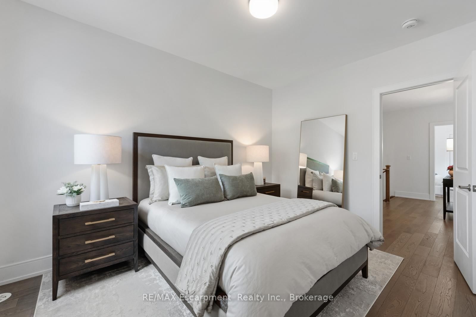 2280 Sovereign Street • Oakville, ON photo 35