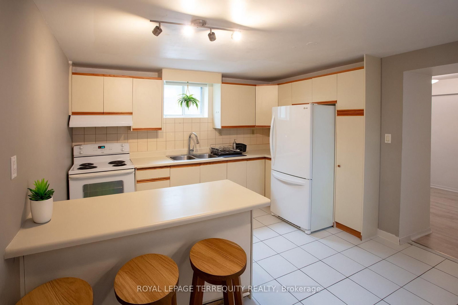 Basement-10 Northcliffe Boulevard, Toronto, ON, photo 5