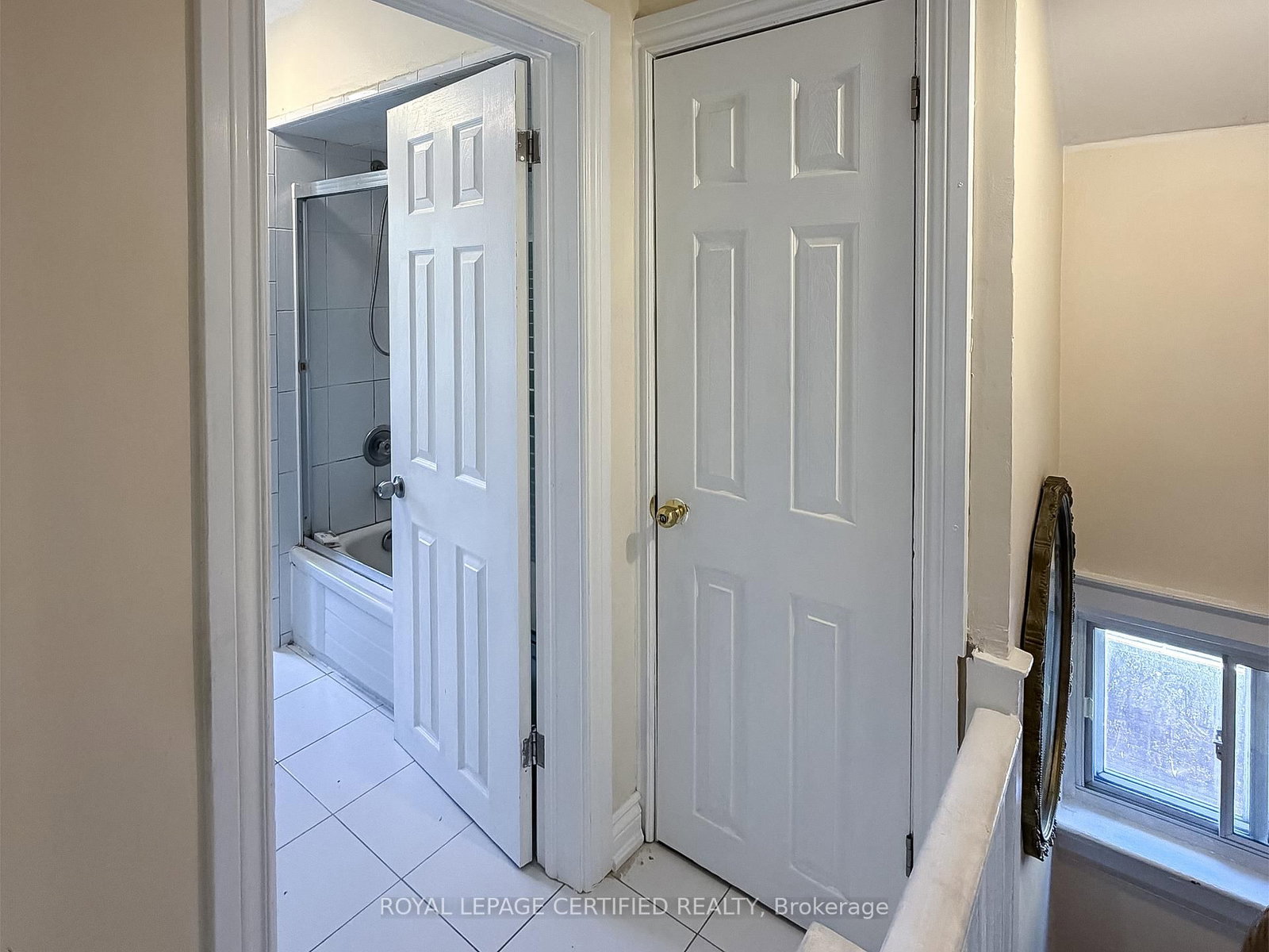 Upper-148 Belgravia Avenue, Toronto, ON, photo 3