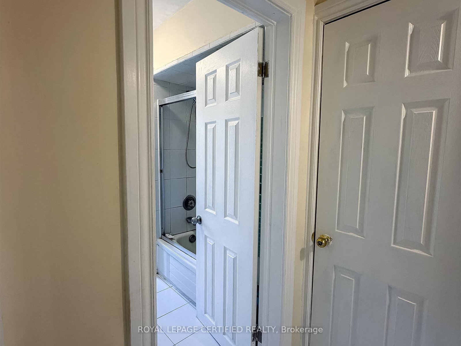 Upper-148 Belgravia Avenue, Toronto, ON, photo 4