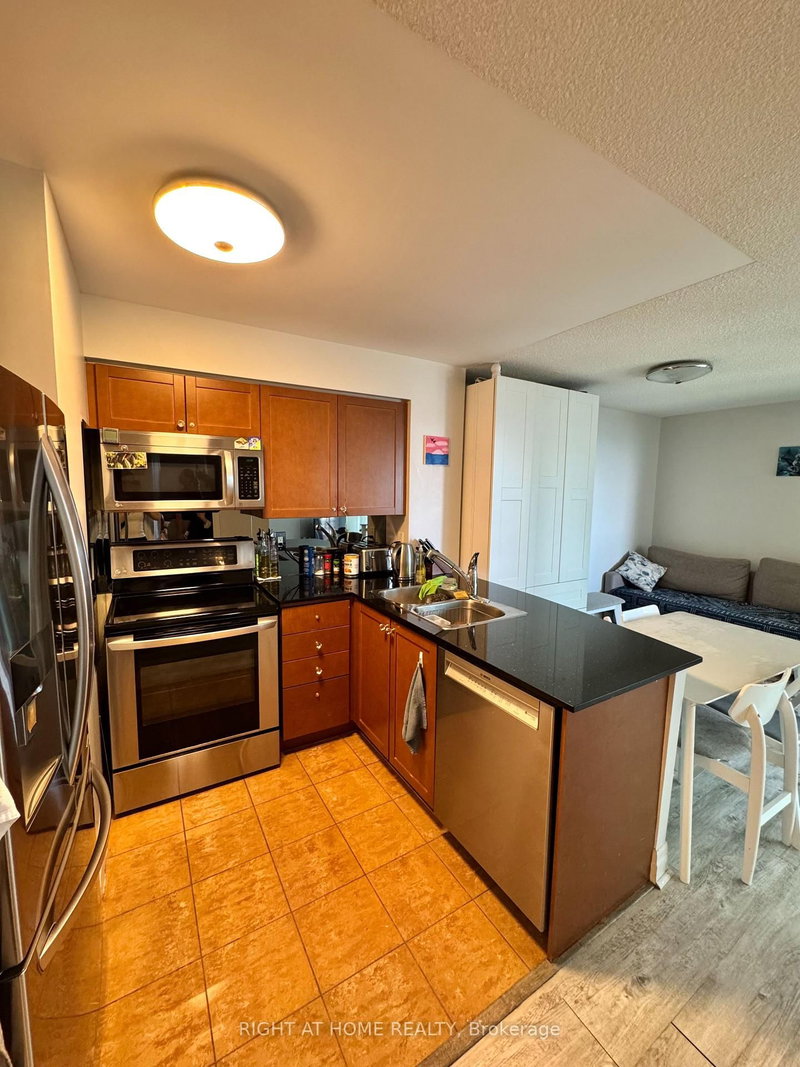 906 - 2121 Lake Shore Boulevard W