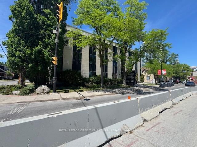 118 Queen St W photo 2