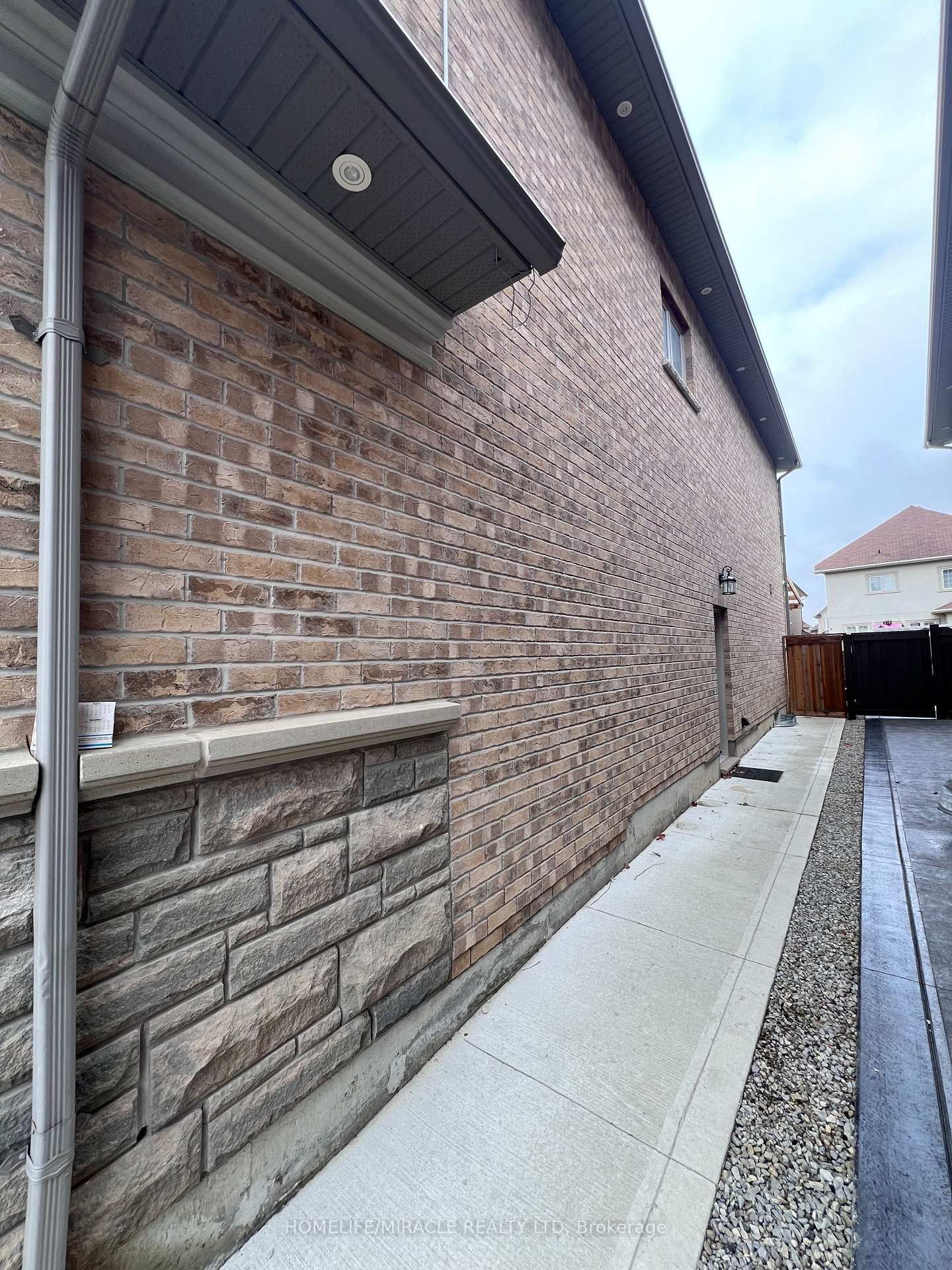 8 Arda Crescent • Brampton, ON photo 2