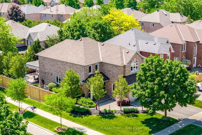 4-bed Detached House · 490 Grovehill Rd