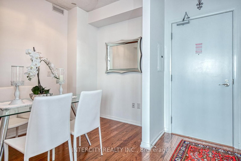 2014 - 800 Lawrence Avenue W