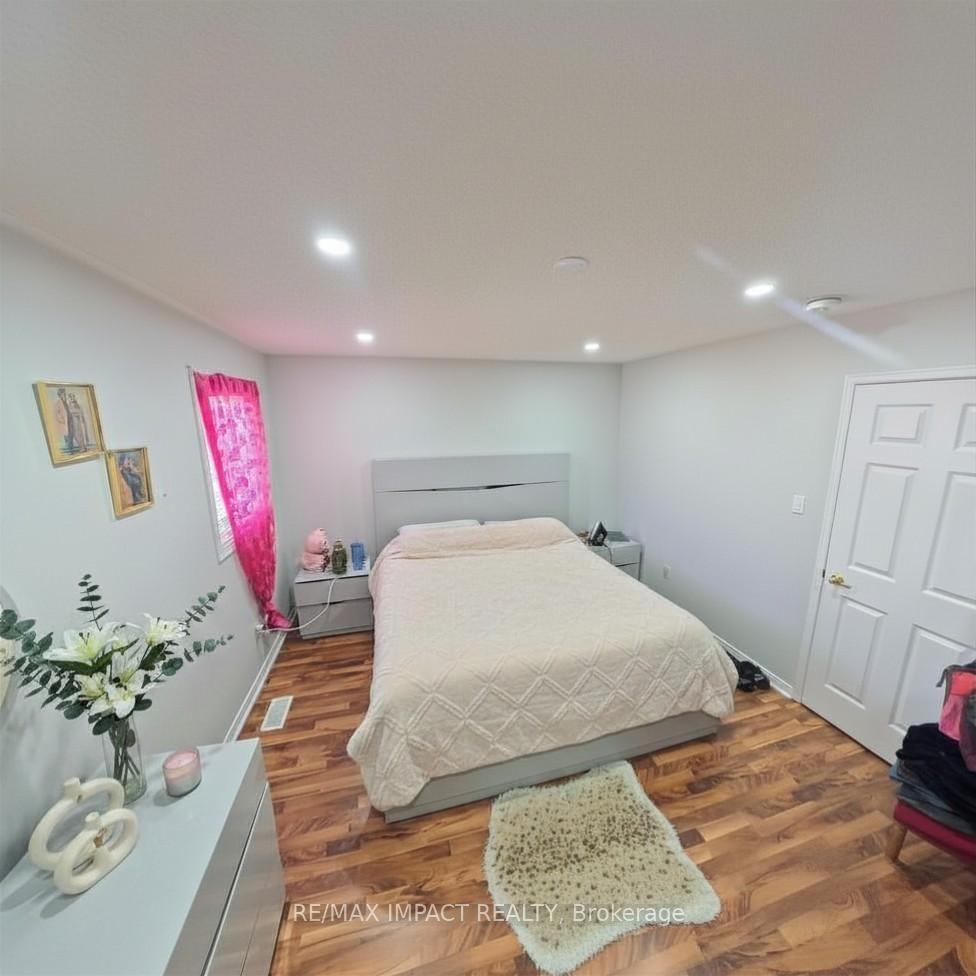 49 Hood Crescent • Brampton, ON photo 12