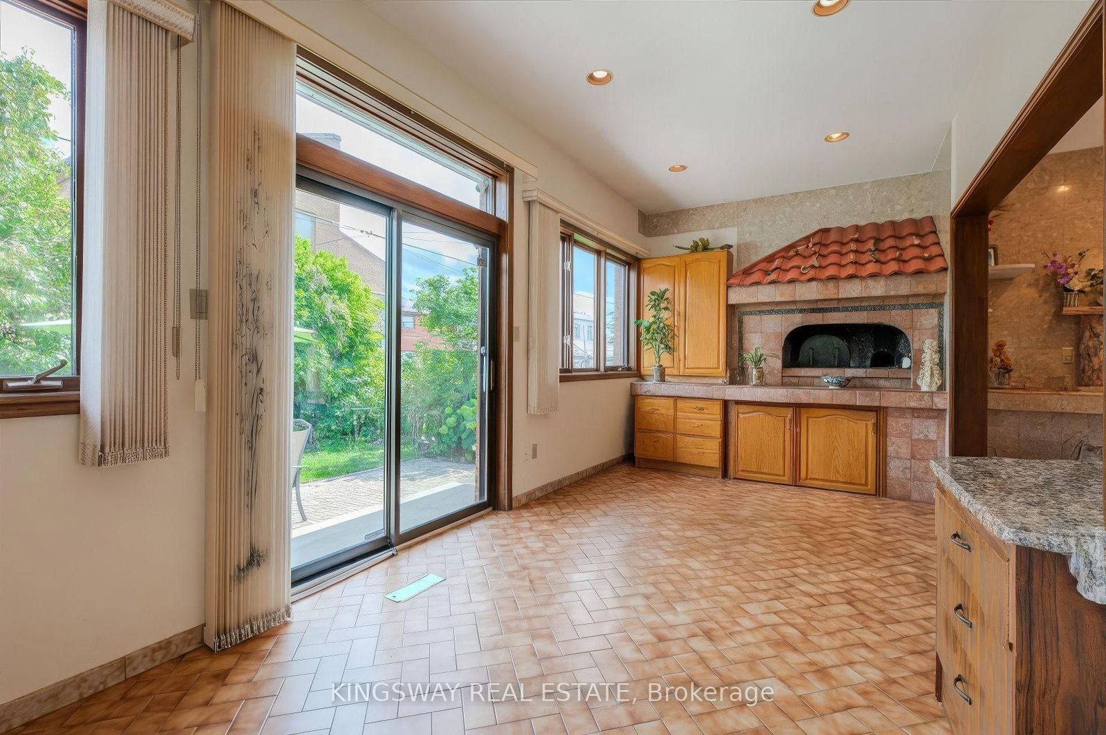 27 Mulholland Avenue • Toronto, ON photo 9
