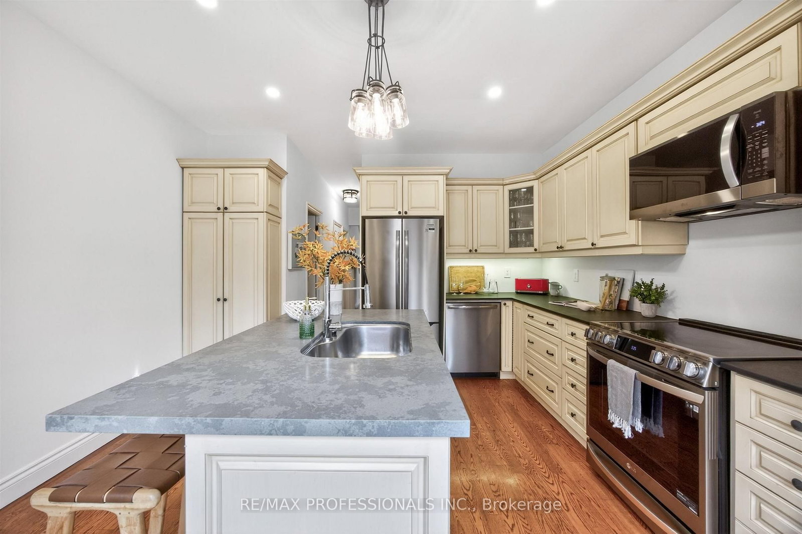 12 1/2 Melbourne Avenue • Toronto, ON photo 16