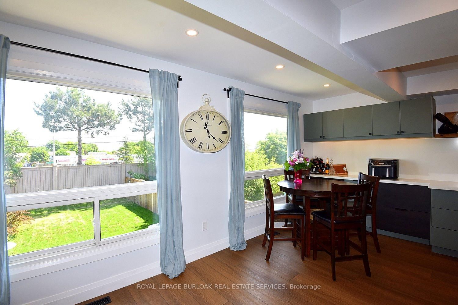 2499 Whittaker Drive • Burlington, ON photo 11