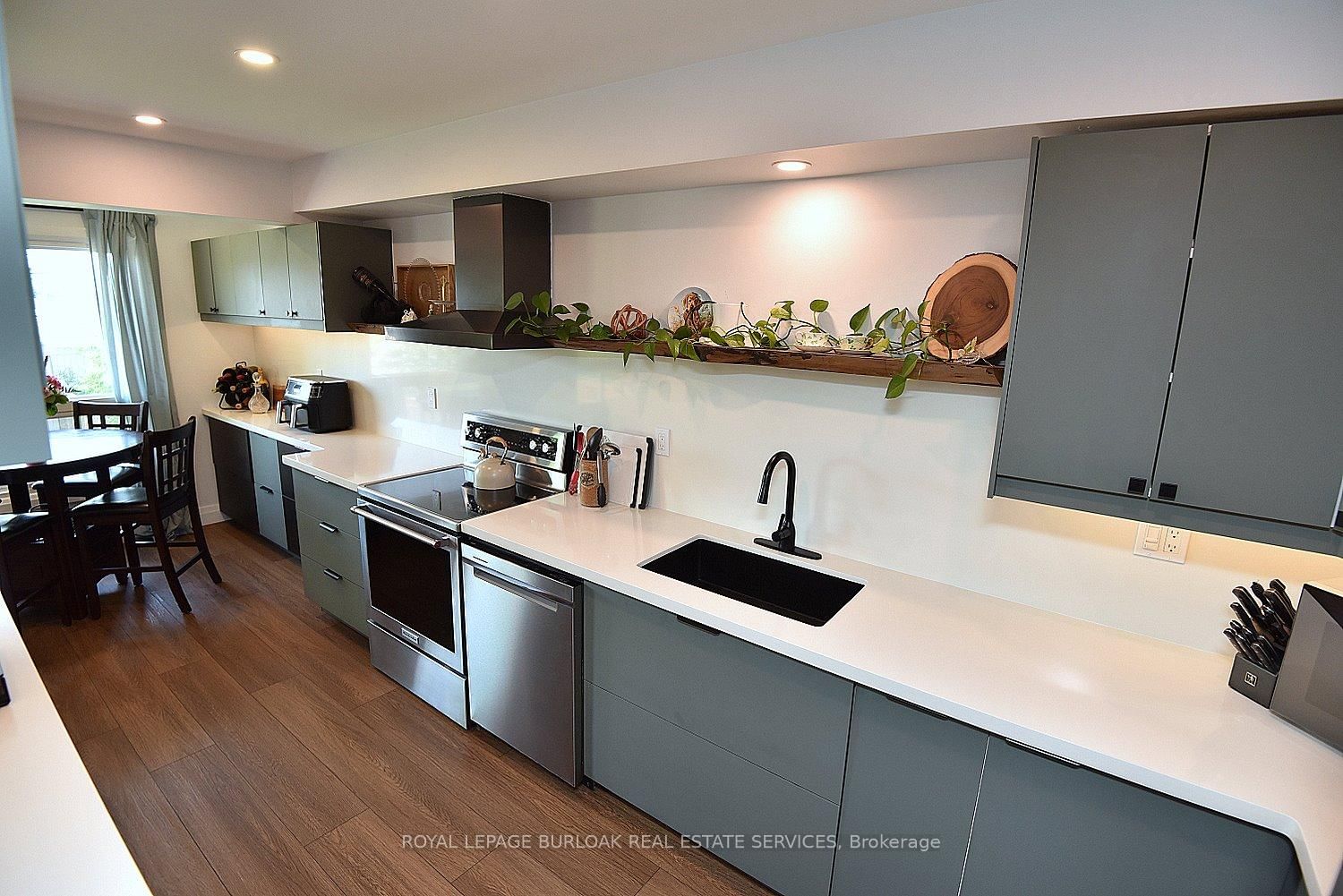 2499 Whittaker Drive • Burlington, ON photo 14