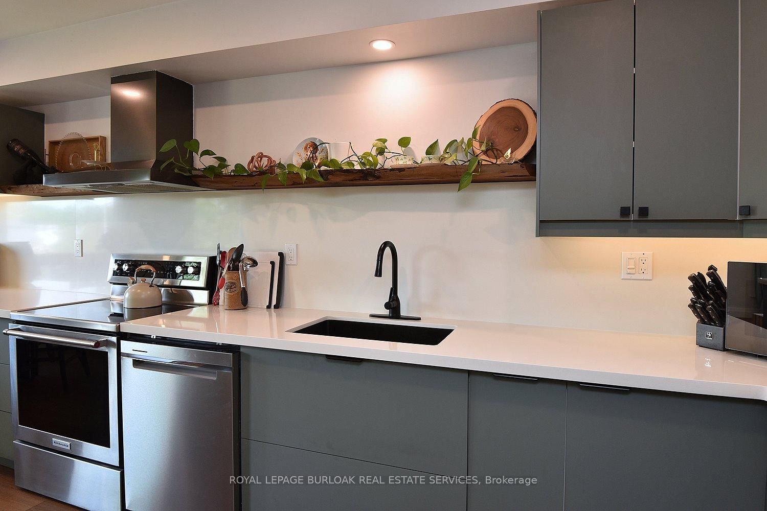 2499 Whittaker Drive • Burlington, ON photo 17