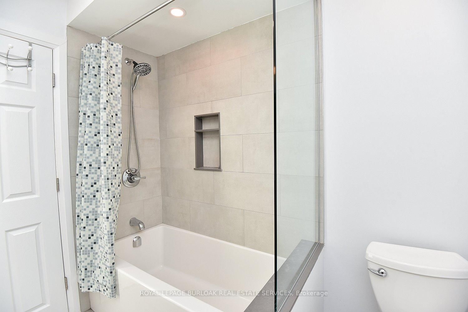 2499 Whittaker Drive • Burlington, ON photo 28