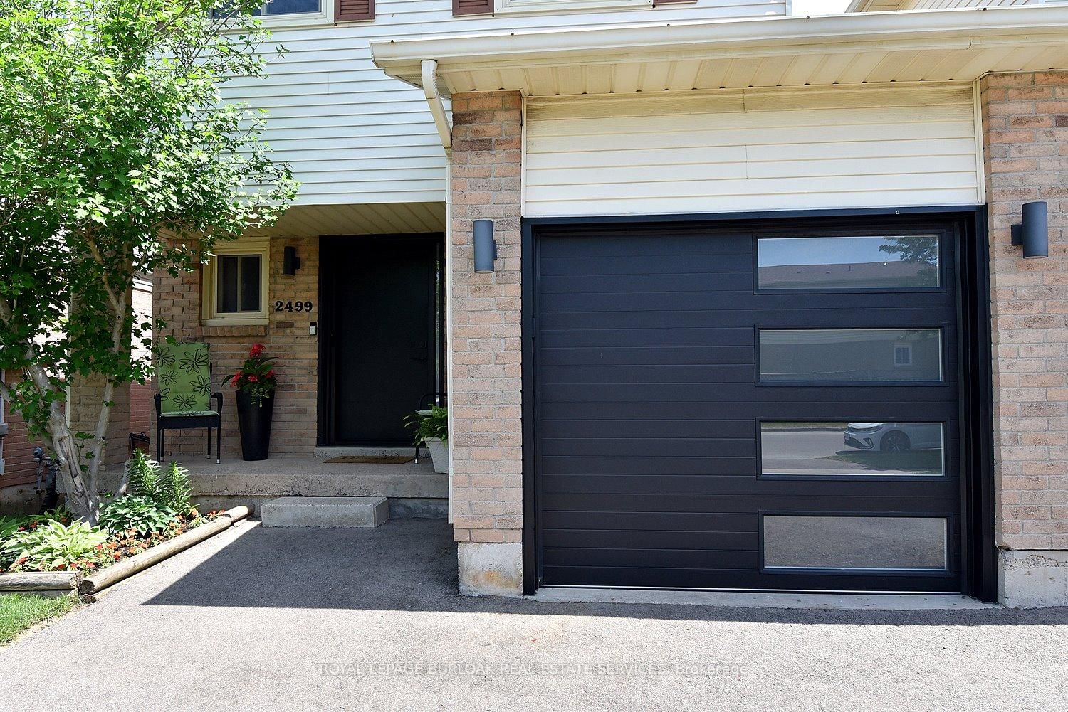 2499 Whittaker Drive • Burlington, ON photo 3
