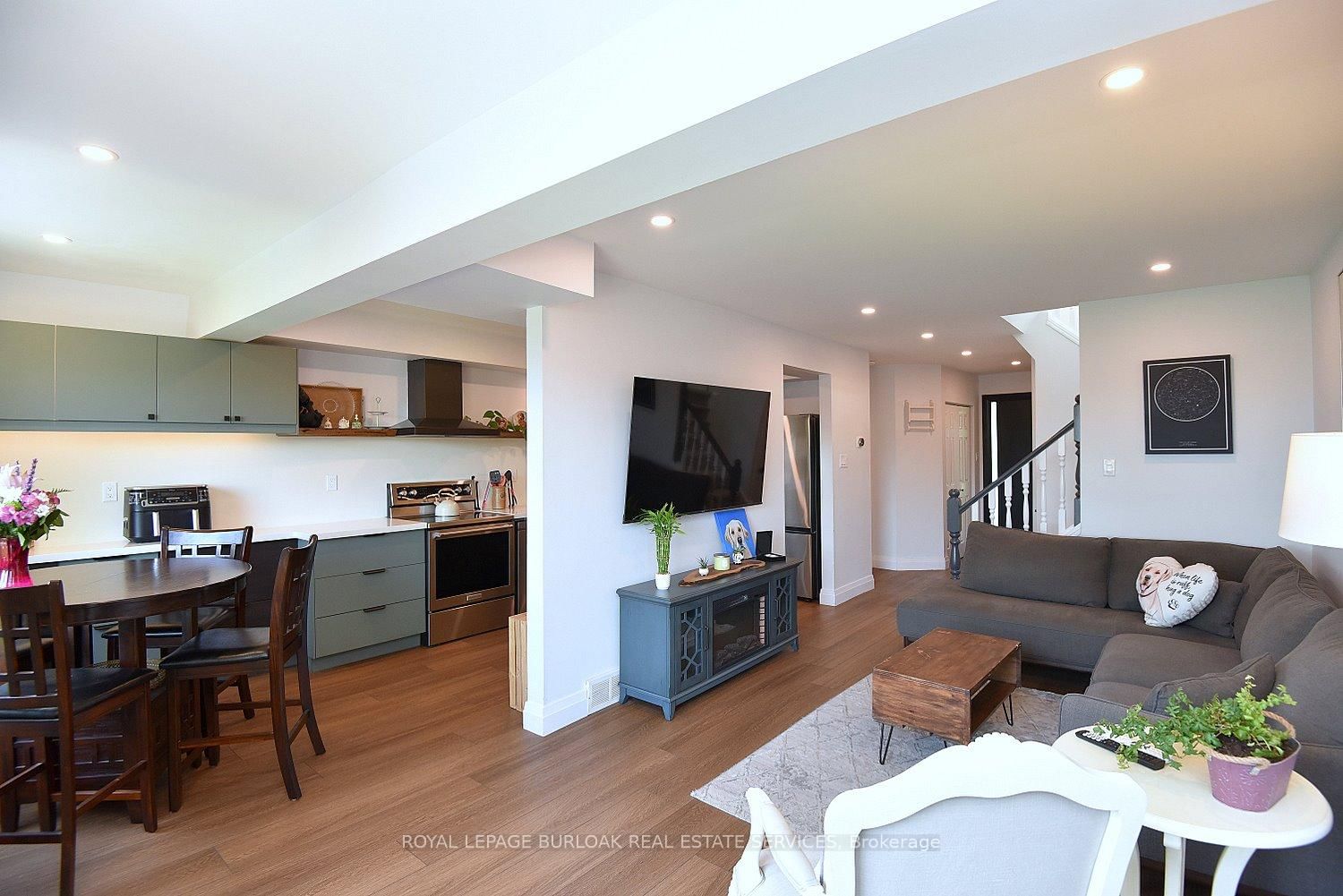 2499 Whittaker Drive • Burlington, ON photo 7