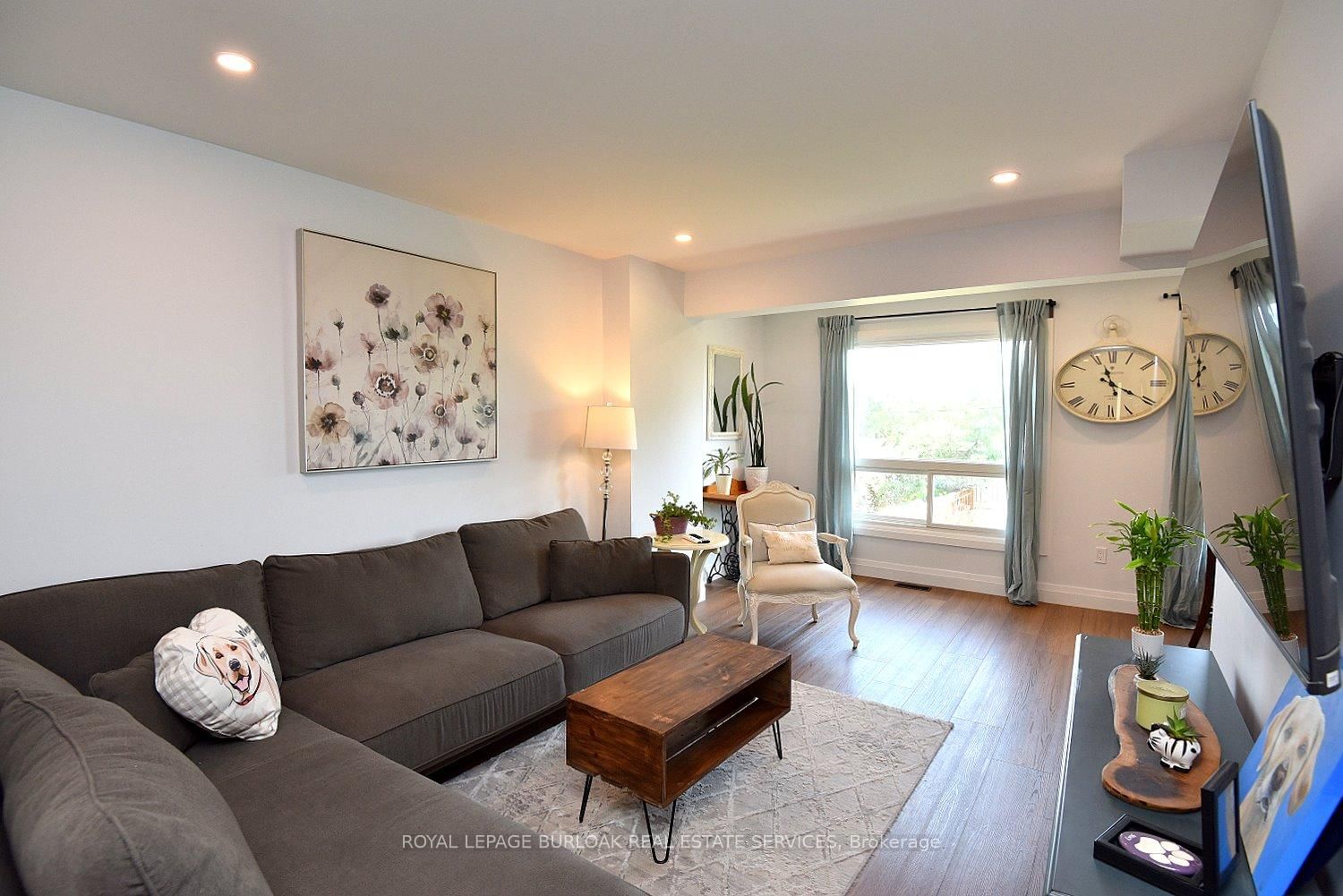 2499 Whittaker Drive • Burlington, ON photo 9