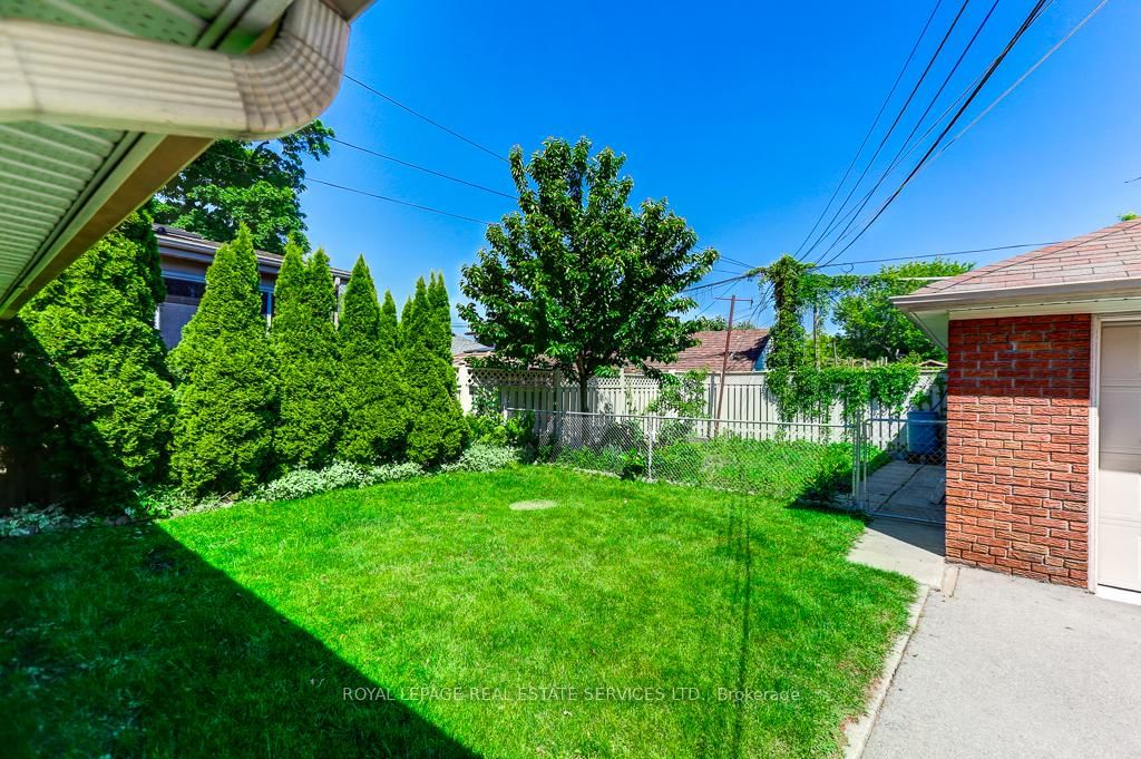 38 Jellicoe Avenue • Toronto, ON photo 43