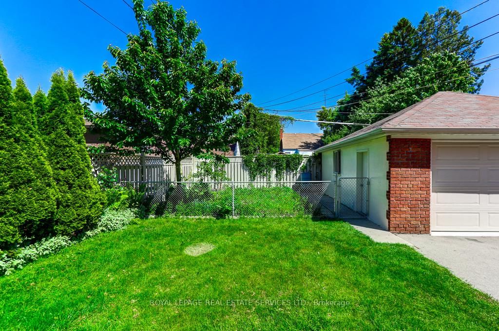 38 Jellicoe Avenue • Toronto, ON photo 44