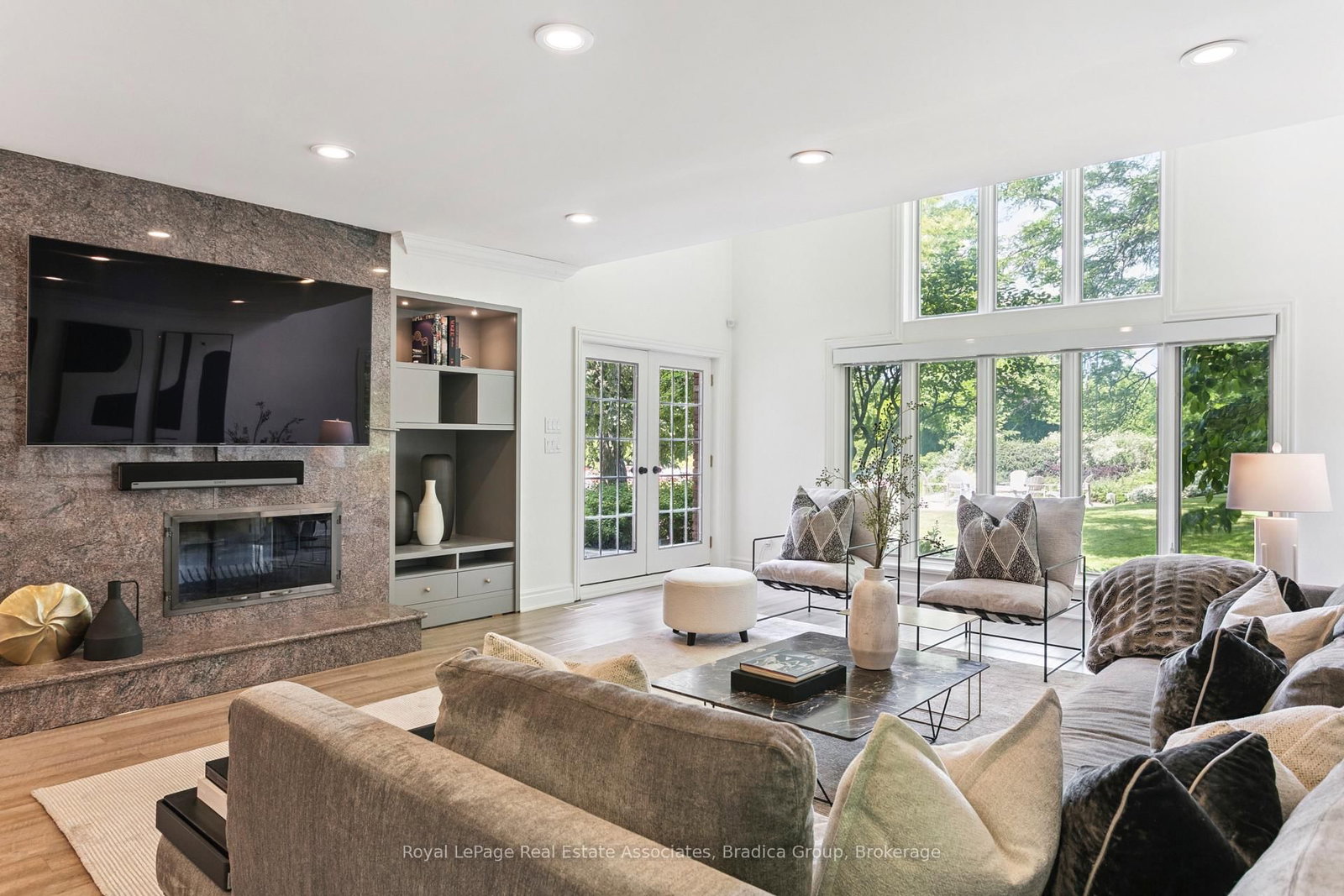 19 Lorraine Gardens • Toronto, ON photo 9