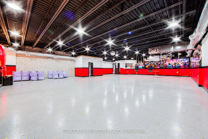 2261 Dundas St W photo 5