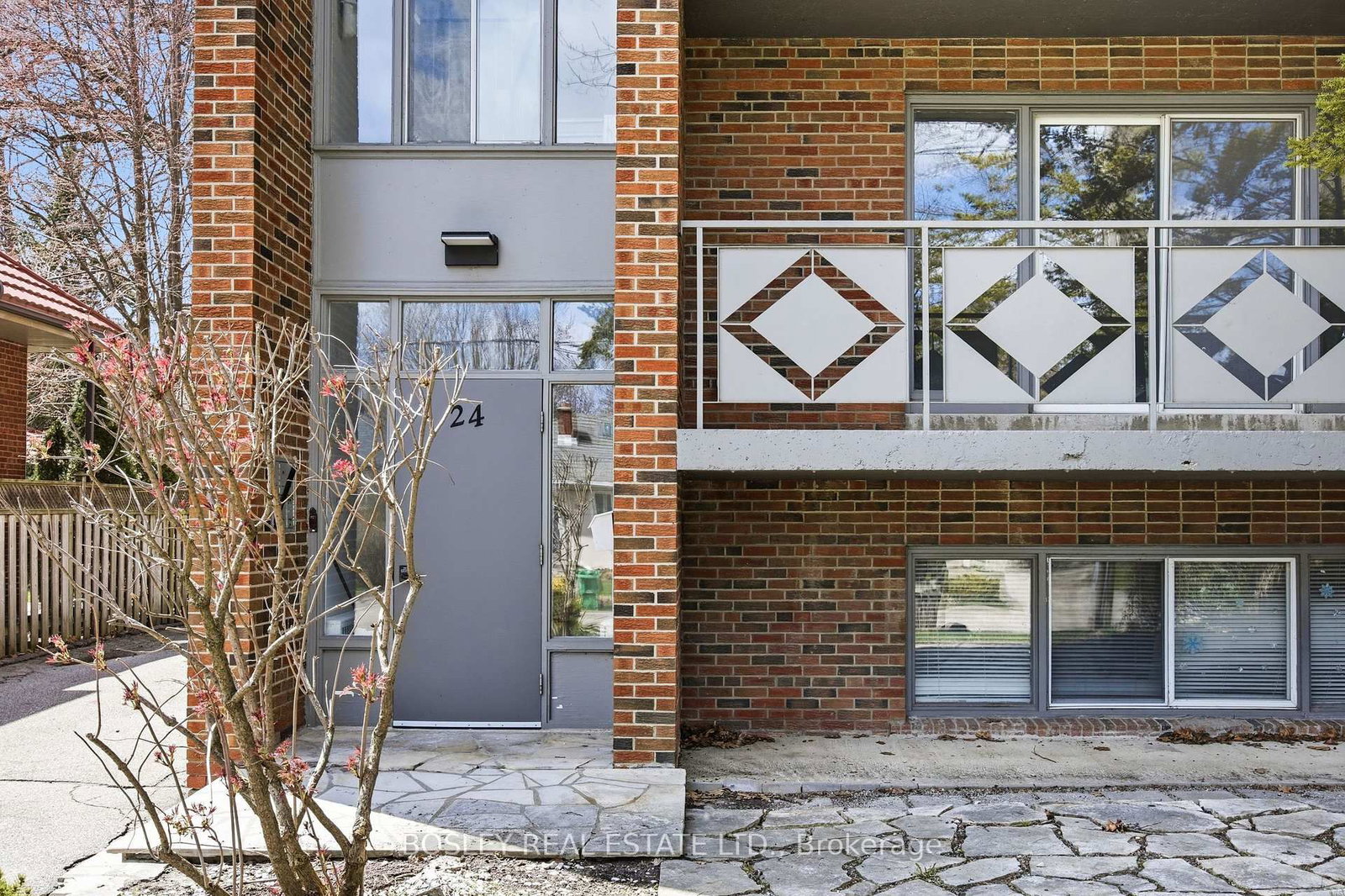 24 Oakwood Avenue N • Mississauga, ON photo 4