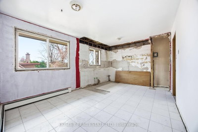 24 Oakwood Avenue N • Mississauga, ON photo 8