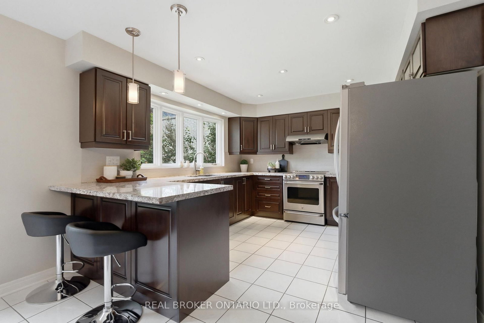 2205 Shaftesbury Court • Oakville, ON photo 15