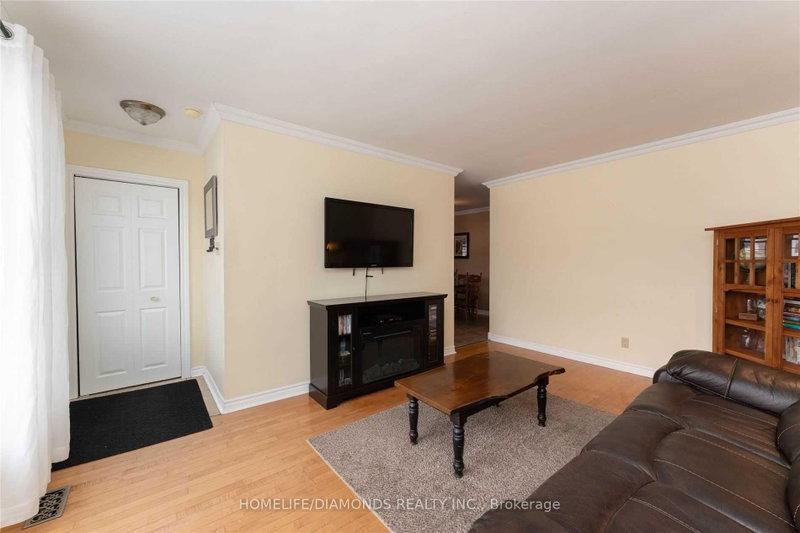 UPPER - 87 Raylawn Crescent