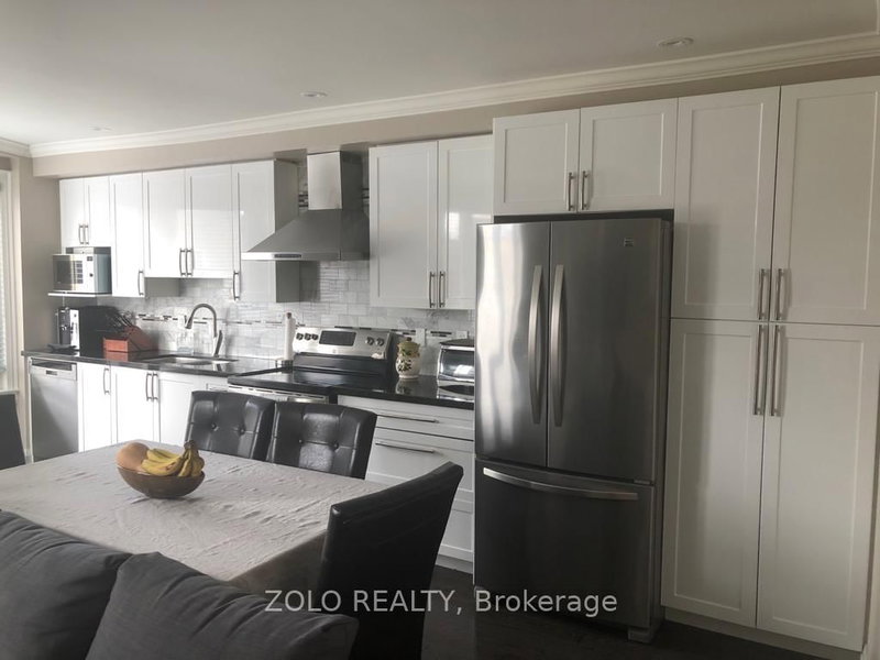 823 Lansdowne Ave photo 5